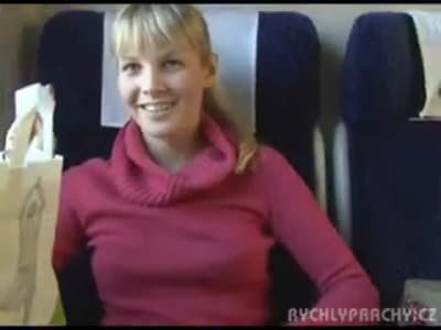 Трахнул блонду в поезде