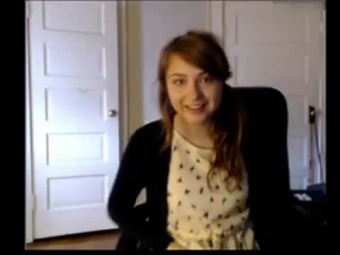 Молодая девушка мастурбирует перед веб-камерой